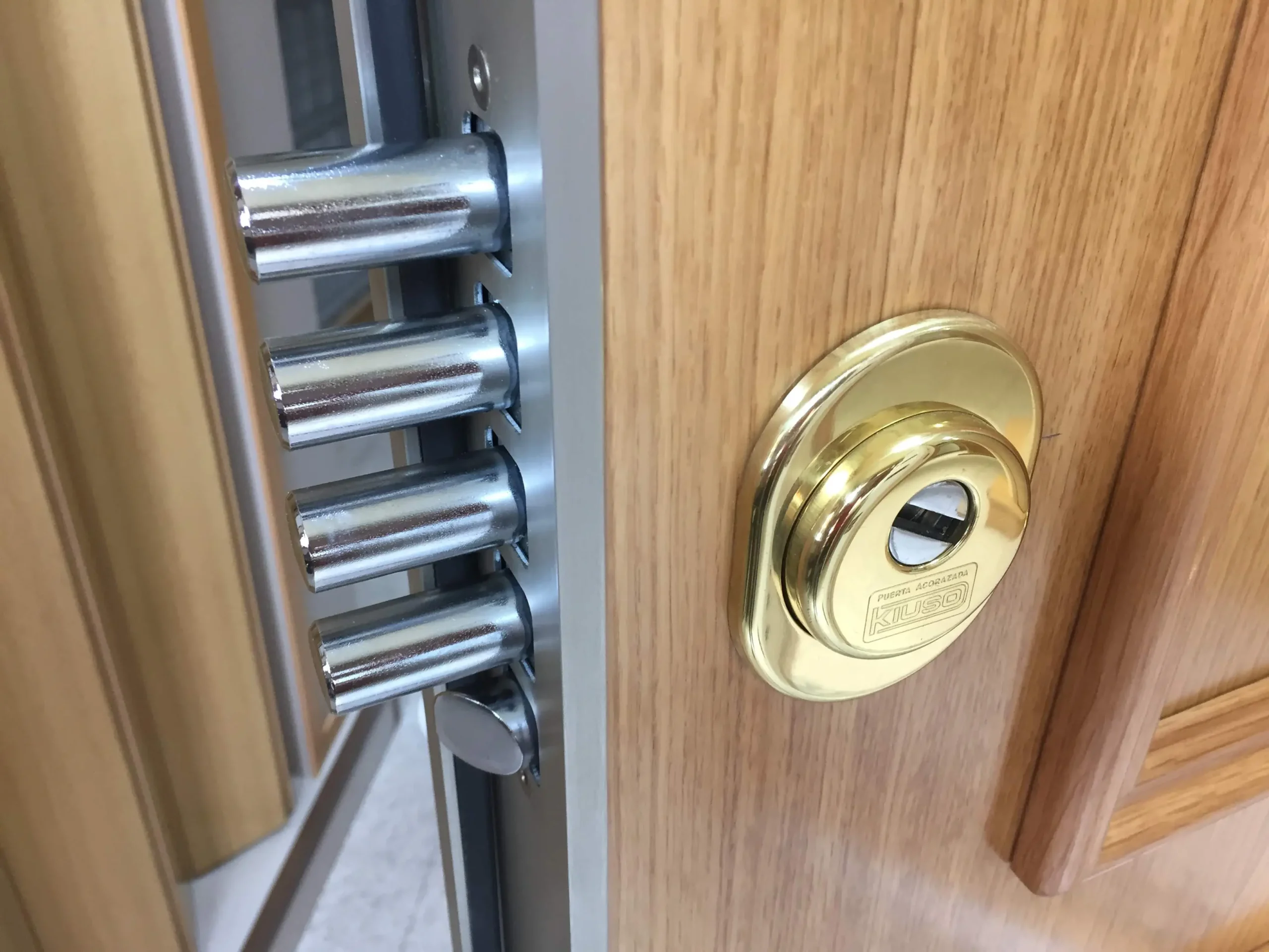 Encuentra un servicio de instalacion de puertas blindadas confiable en Barcelona scaled - Encuentra un servicio de instalaci&oacute;n de puertas blindadas confiable en Barcelona